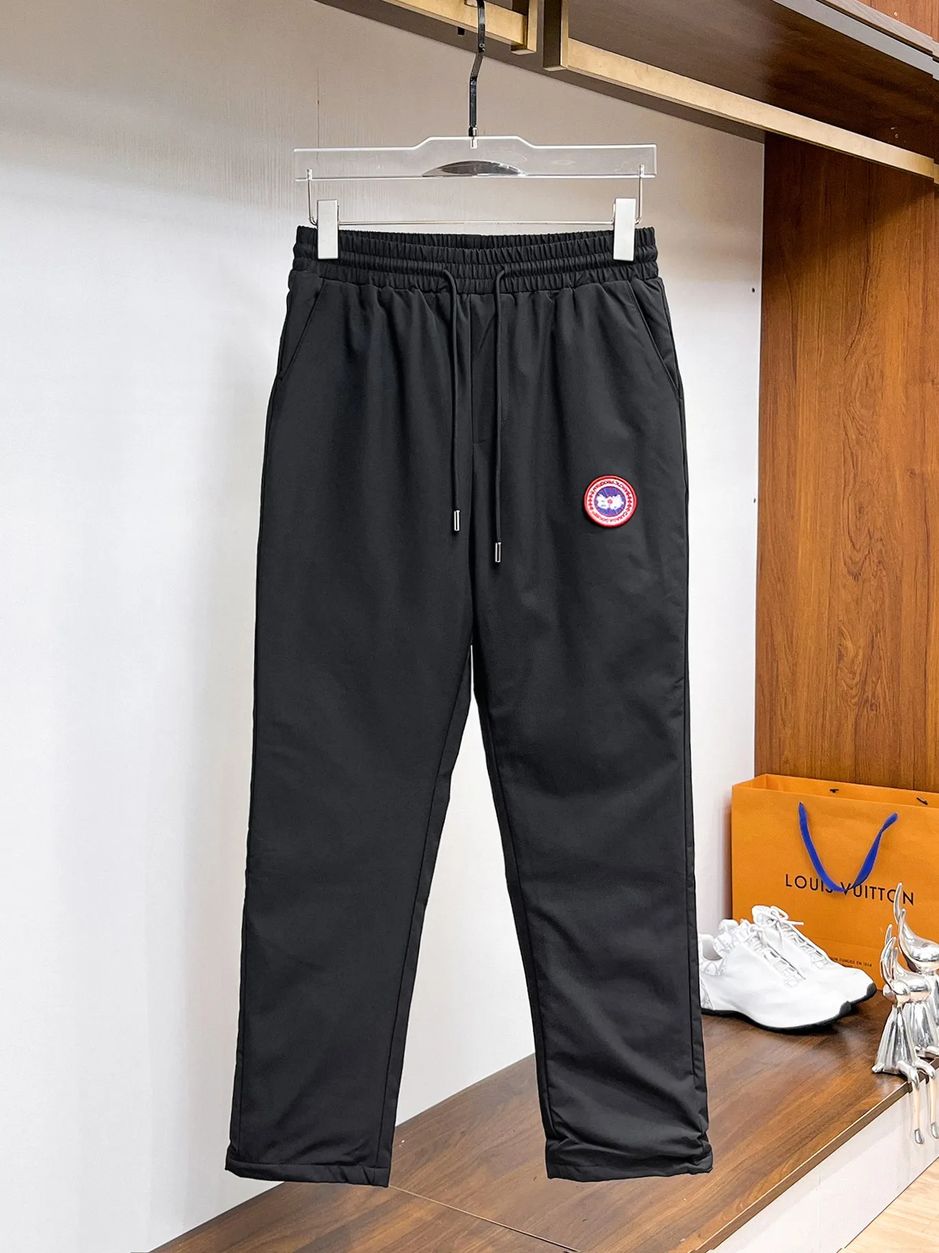 P490 Big Goose🇨🇦 🔥50ss thickened warm down pants, a new autumn and winter product, are here. 🌹Winter essential outdoor windproof, lockable and warm. Made of professional-grade outdoor windproof, waterproof and breathable fabric. Lining is filled with %90 white duck down. Lightweight design. Lightweight and warm. Seamless gluing process on the inside. Made of light and gall-free anti-drilling fabric to effectively prevent velvet running. Original hardware accessories Classic logo matching, simple and versatile, the upper body is stylish and not bloated, the same style for men and women! Size: M-3XL.